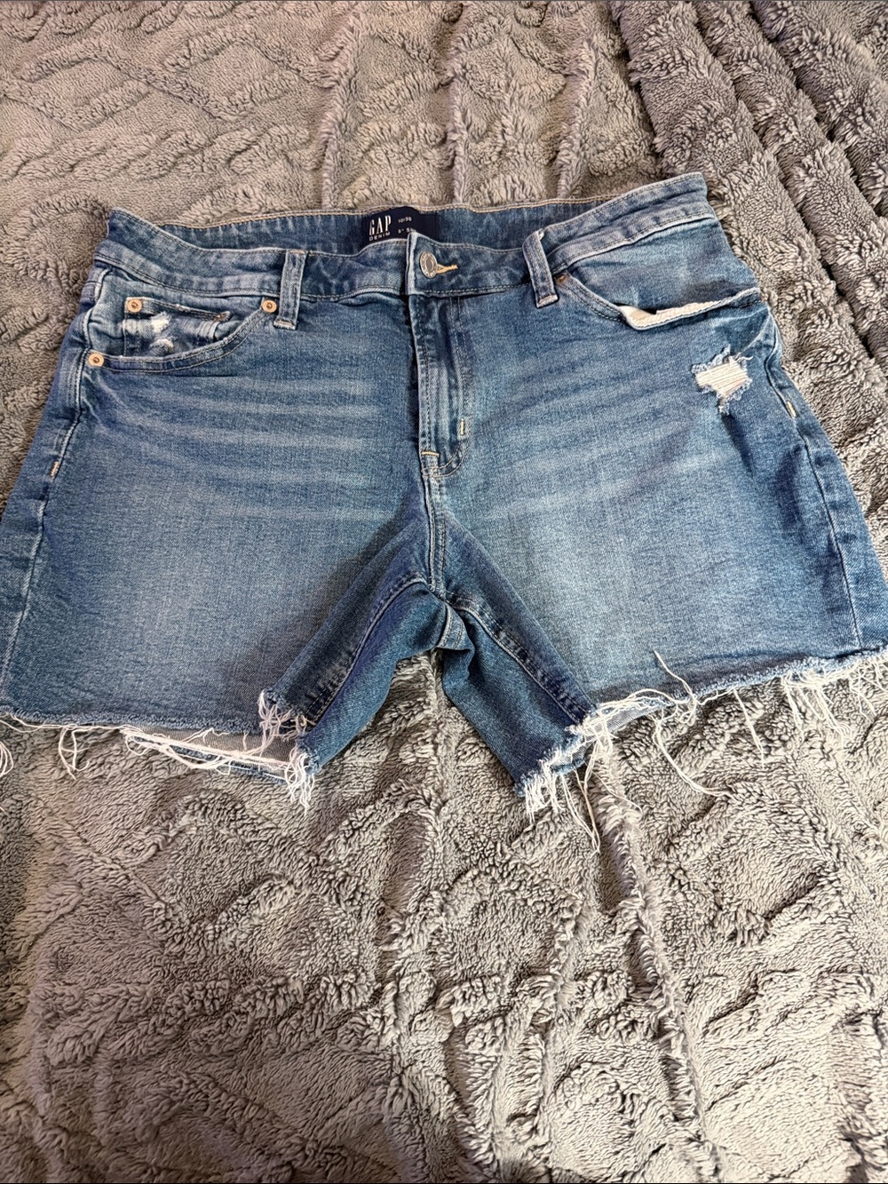 GAP Frayed Hem Distressed Denim Shorts - Light Blue size 10/30